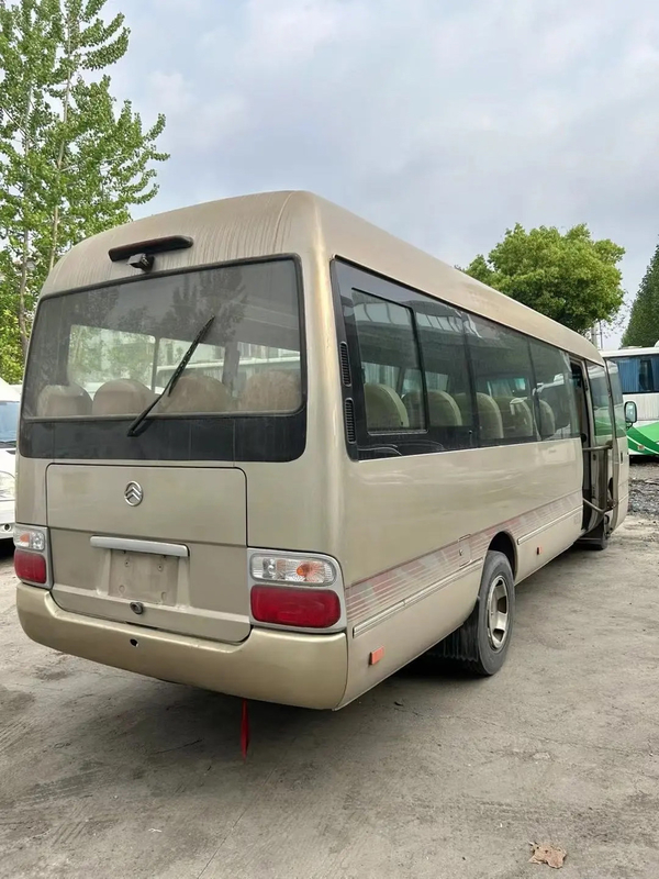 XML6770 28 zitplaatsen 7,7 meter Golden Dragon tweedehands middelgrote bus Champagne Gold Front Engine
