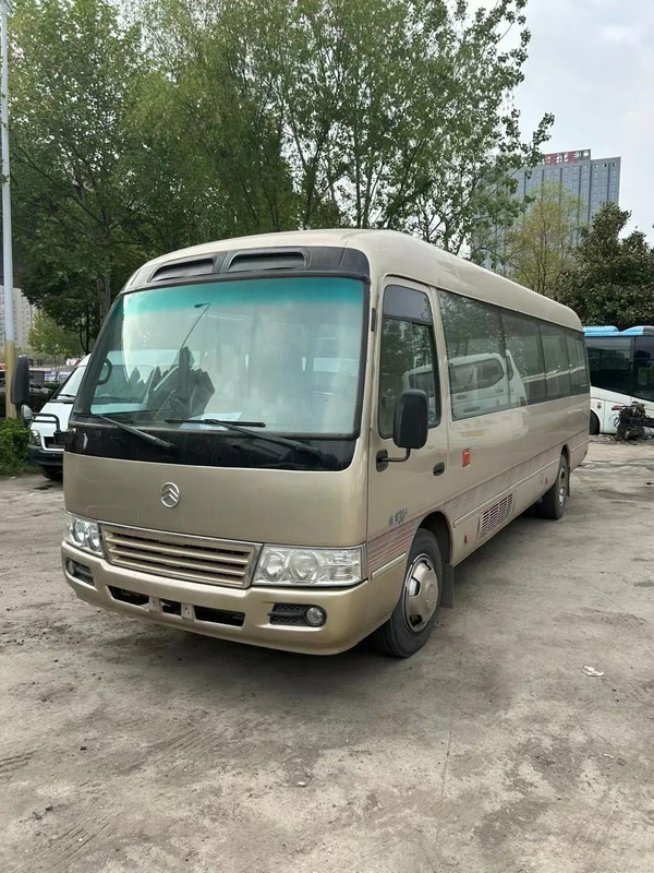 XML6770 28 zitplaatsen 7,7 meter Golden Dragon tweedehands middelgrote bus Champagne Gold Front Engine