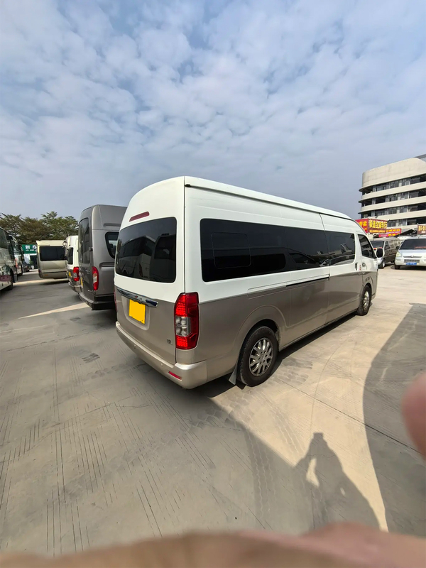 Gebruikte Mini Coach 2017 Jaar 19 zitplaatsen Olie motor Externe schommeldeur Jinlong Hiace