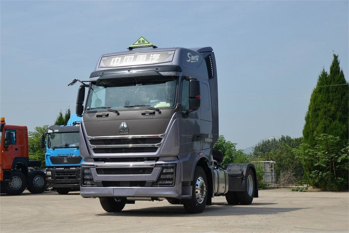 HOWO TH7 Truck 430HP 4X2 AMT Automatische gevaarlijke goederen tractor Fairing zijdelingse stroompaneel