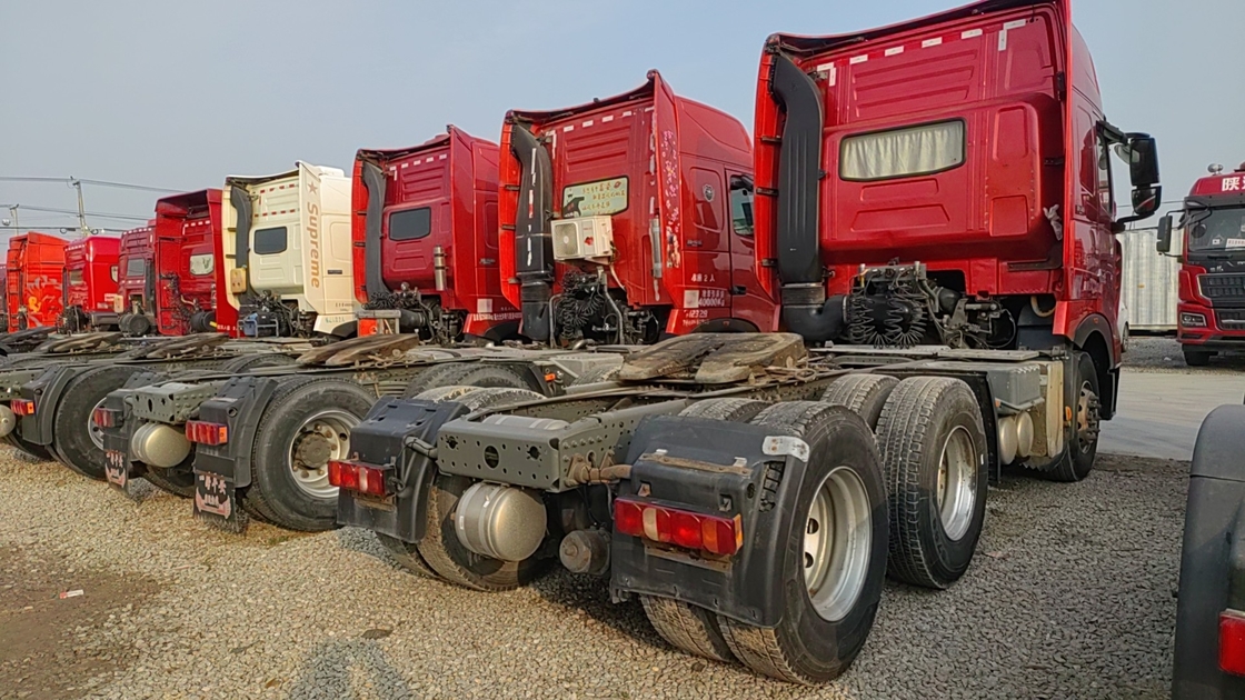 Sino Tractor Truck Head Rood Kleur 6×4 Drive Mode Leaf Spring Eén rij Met Slaap LHD