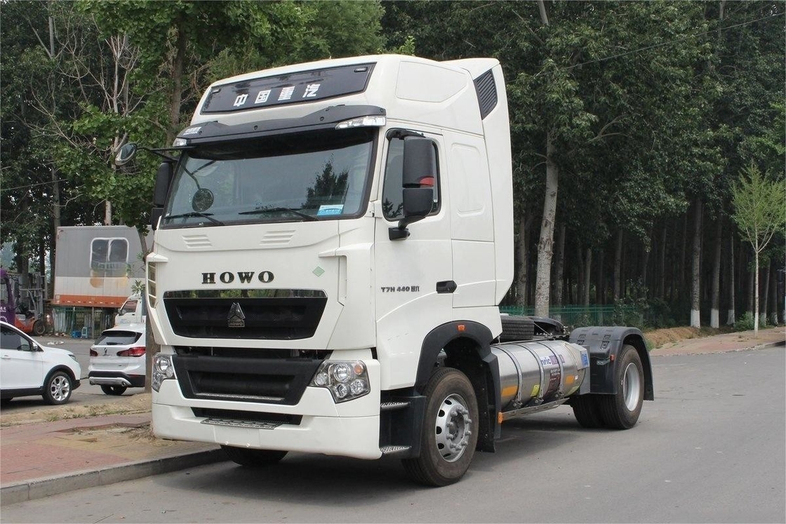 Halve stoelrij HOWO T7H Zware vrachtwagen Hoog dak deflector Zijdelande windpaneel 440 pk 4X2 LNG-tractor