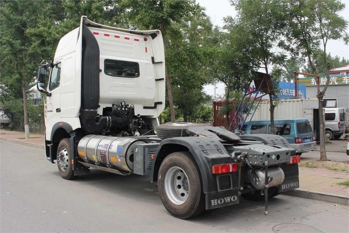 Halve stoelrij HOWO T7H Zware vrachtwagen Hoog dak deflector Zijdelande windpaneel 440 pk 4X2 LNG-tractor