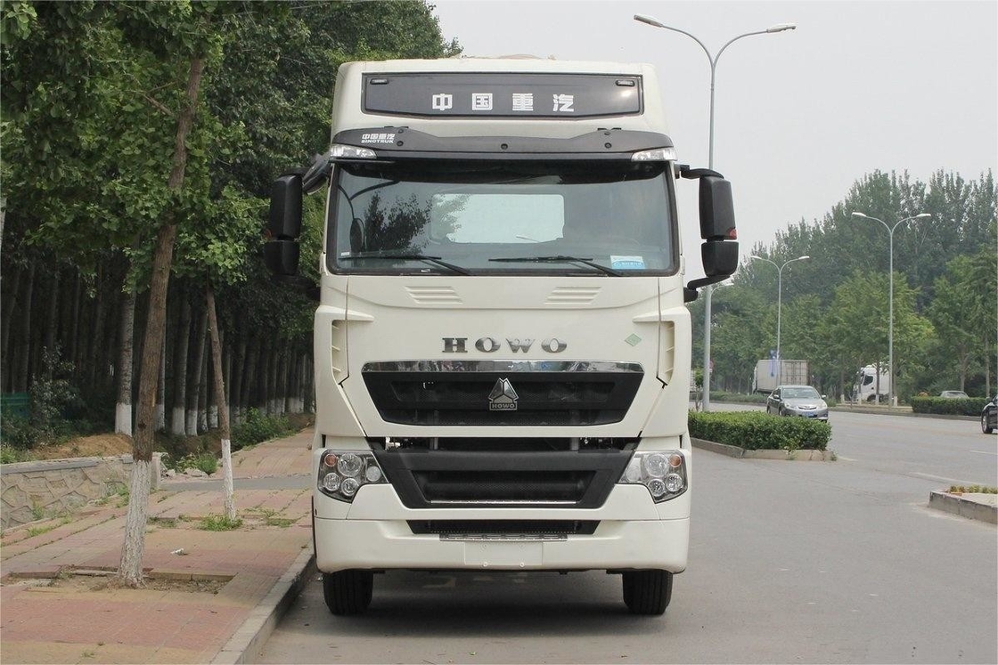 Halve stoelrij HOWO T7H Zware vrachtwagen Hoog dak deflector Zijdelande windpaneel 440 pk 4X2 LNG-tractor