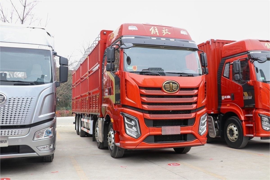 FAW Jiefang Fence Truck Grote rij Halve stoel 560HP 8X4 9,4m AMT Automatische transmissie