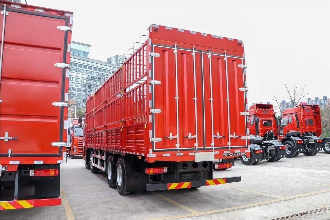 FAW Jiefang Fence Truck Grote rij Halve stoel 560HP 8X4 9,4m AMT Automatische transmissie