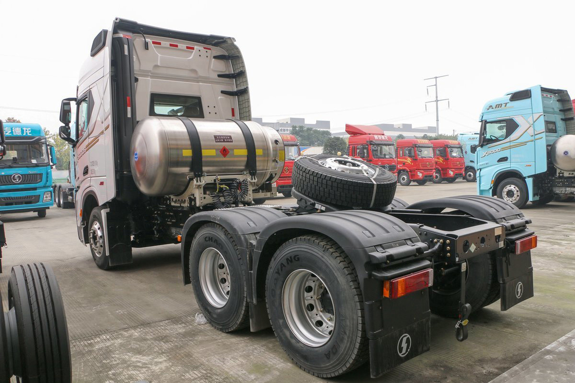 Shacman Tractor Truck X5000S Eenrijzende halve stoel 560 pk 12-versnelling 6X4 LNG-tractor