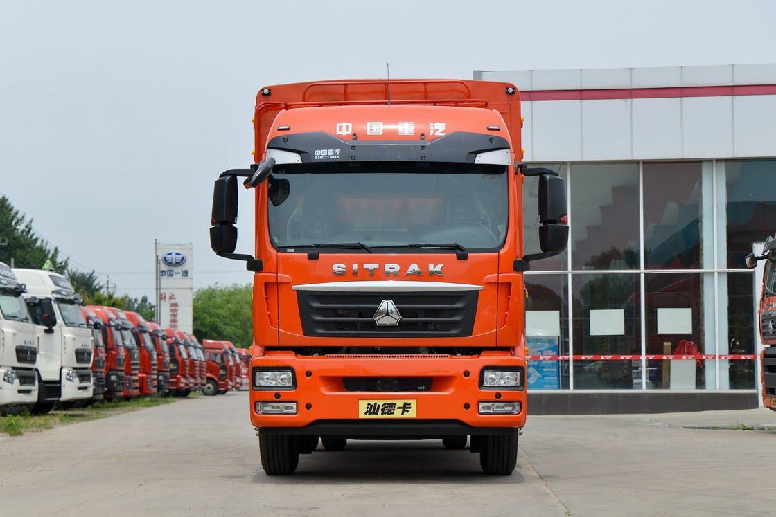 Oranje lichaam AMT High Roof Air Deflector Diesel 8 snelheden 250 pk 6.8m Sitrak Fence Truck