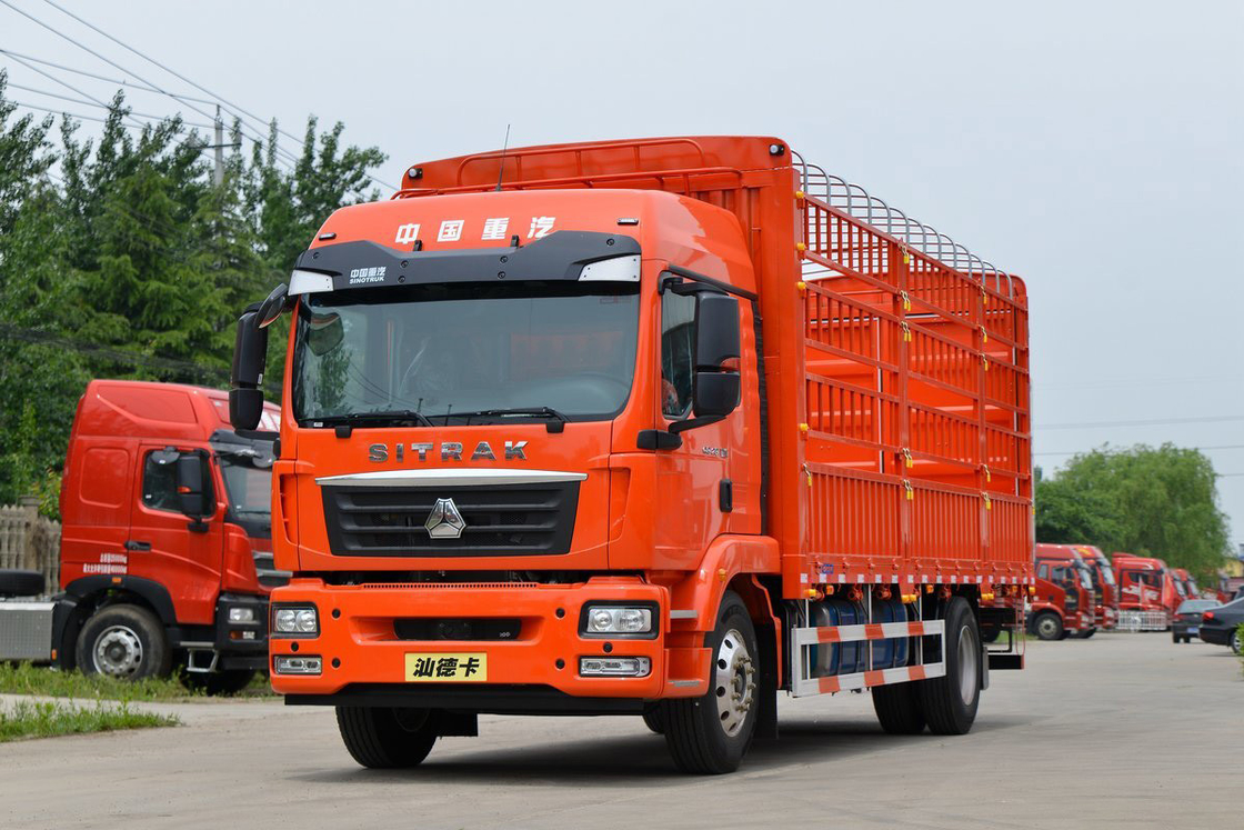 Oranje lichaam AMT High Roof Air Deflector Diesel 8 snelheden 250 pk 6.8m Sitrak Fence Truck