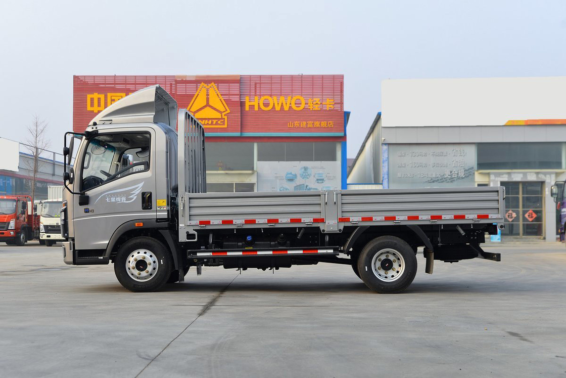 Sinotruk Howo lichte vrachtwagen Titan serie 150 pk 4,15m Single Row hek zilveren lichaam Single Row stoelen