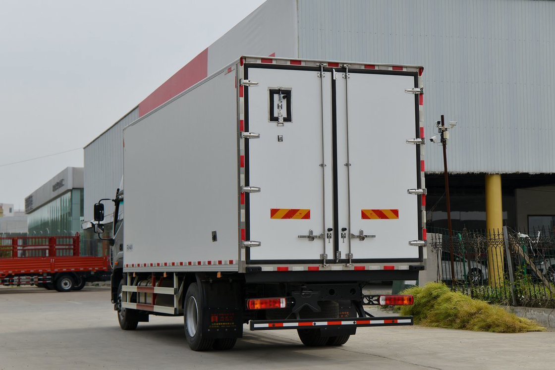 Foton BJ5186 245HP 4X2 Single Axle 6.6m Double Door White Cargo Box Koelbus