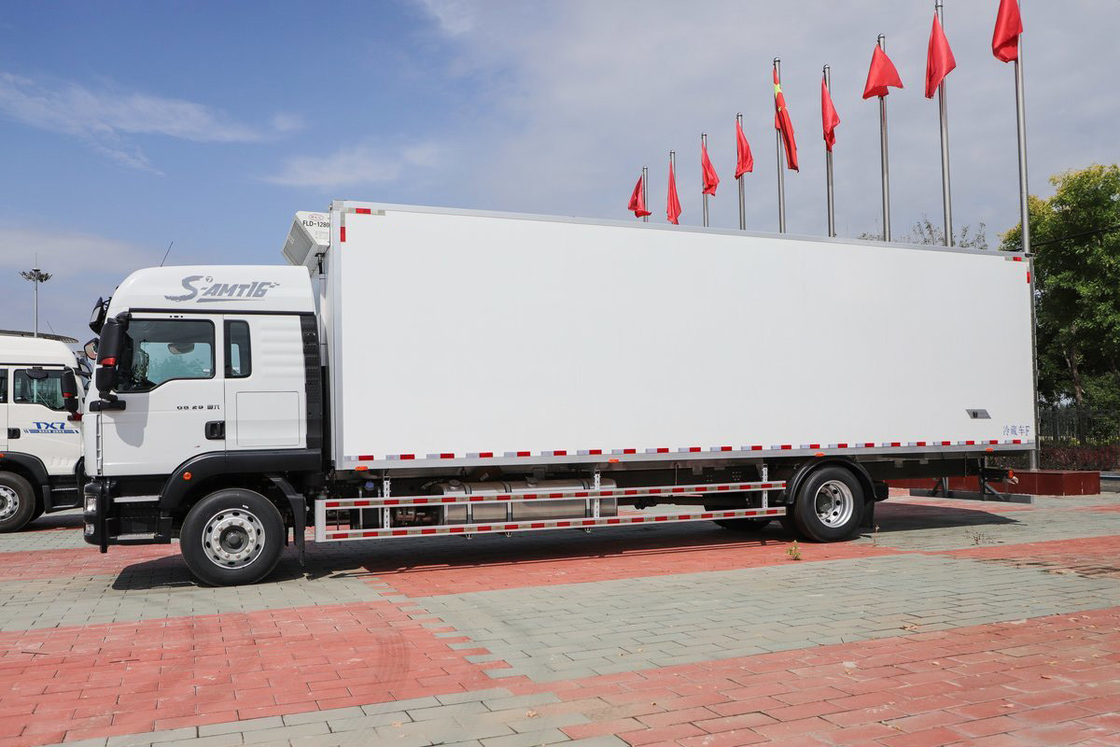 Diesel 10-snelheid 290 pk 4X2 9,45m Deflector Row Half Cab Wit lichaam SITRAK ZZ5186 Drie-deurs goederen koeltruck