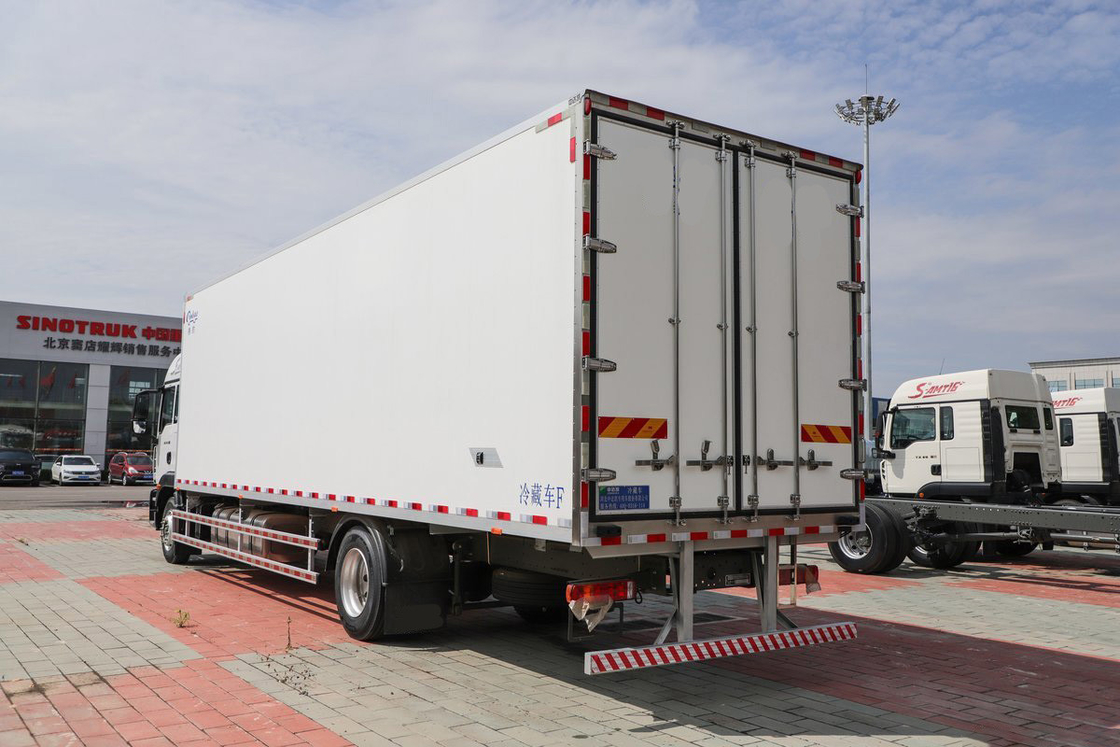 Diesel 10-snelheid 290 pk 4X2 9,45m Deflector Row Half Cab Wit lichaam SITRAK ZZ5186 Drie-deurs goederen koeltruck