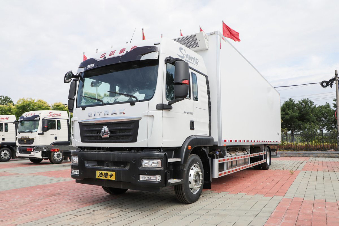 Diesel 10-snelheid 290 pk 4X2 9,45m Deflector Row Half Cab Wit lichaam SITRAK ZZ5186 Drie-deurs goederen koeltruck