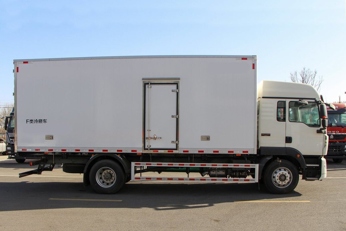 Howo ZZ5187 Vrachtkoeltruck Diesel 8-snelheid 220 pk 4X2 6,8m Deflector Row Half Cab Wit lichaam Drie deuren