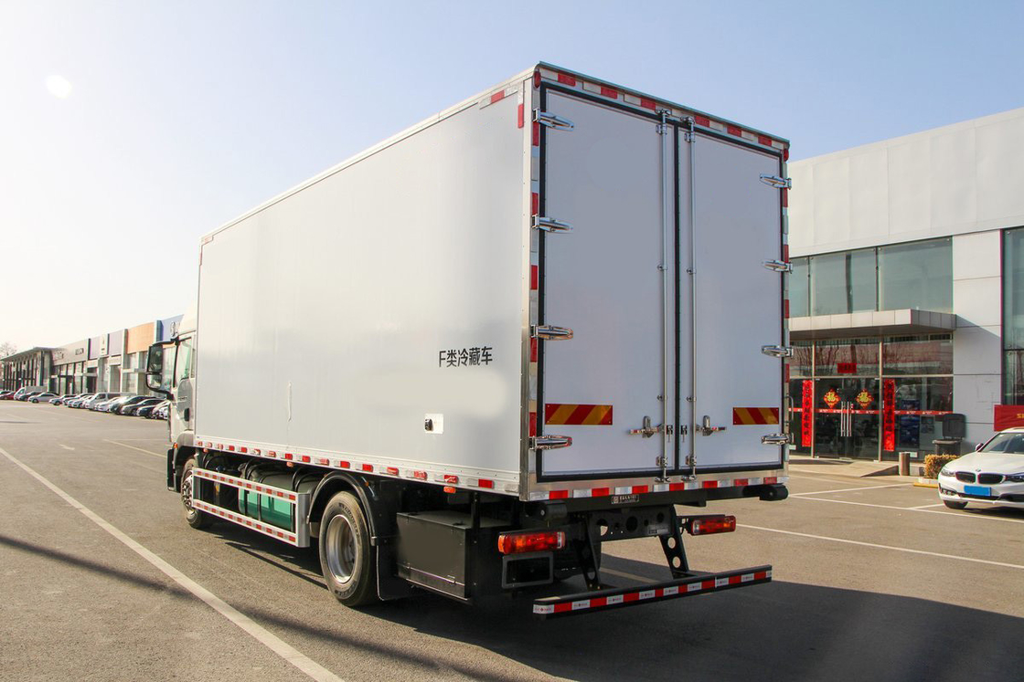 Howo ZZ5187 Vrachtkoeltruck Diesel 8-snelheid 220 pk 4X2 6,8m Deflector Row Half Cab Wit lichaam Drie deuren