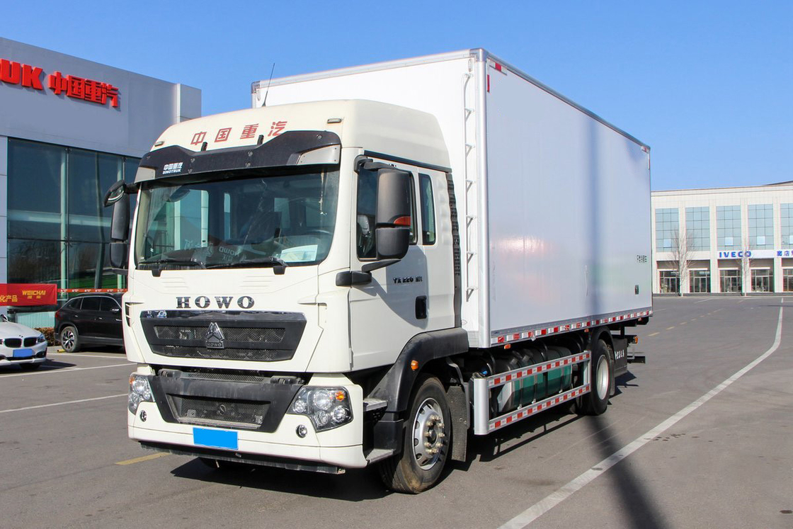 Howo ZZ5187 Vrachtkoeltruck Diesel 8-snelheid 220 pk 4X2 6,8m Deflector Row Half Cab Wit lichaam Drie deuren