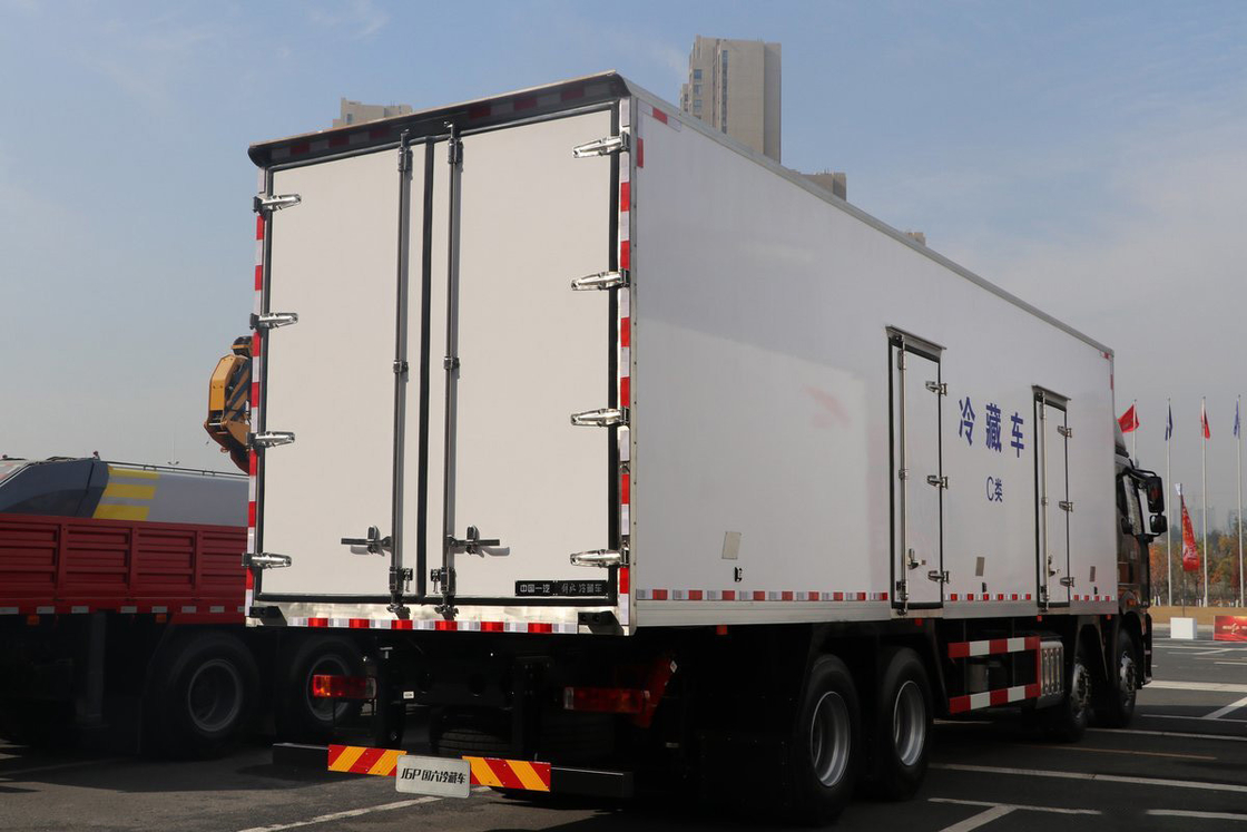 FAW Jiefang CA5320 J6P Zware vrachtwagen Koeltruck Diesel 12 versnellingen 420 pk 8X4 9,2m Cargo Box Drie deuren