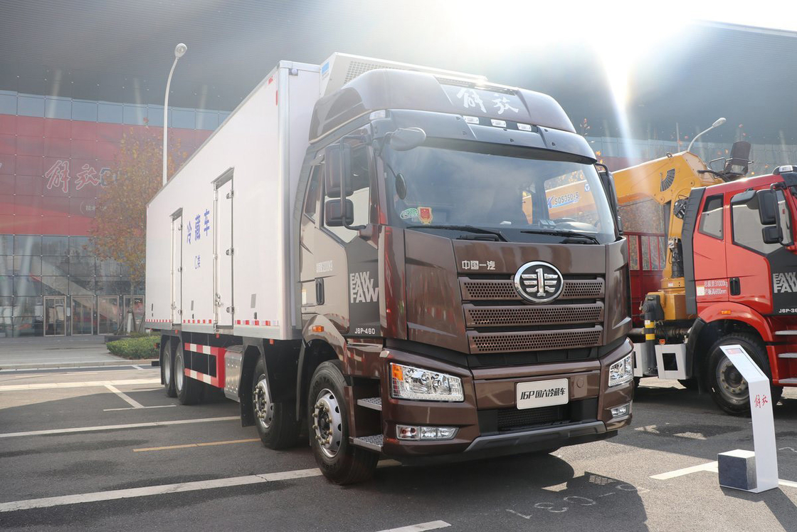 FAW Jiefang CA5320 J6P Zware vrachtwagen Koeltruck Diesel 12 versnellingen 420 pk 8X4 9,2m Cargo Box Drie deuren