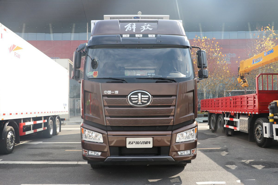 FAW Jiefang CA5320 J6P Zware vrachtwagen Koeltruck Diesel 12 versnellingen 420 pk 8X4 9,2m Cargo Box Drie deuren