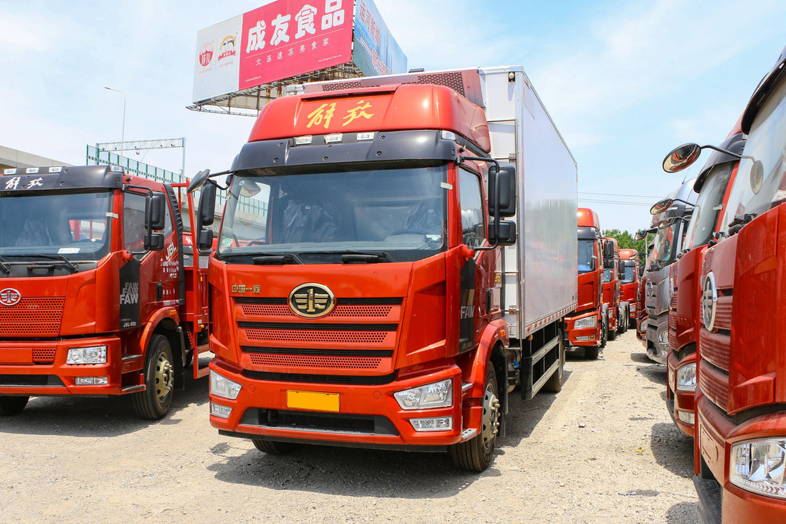 FAW Jiefang CA5180 J6L Koeltruck Diesel 240HP 4X2 6m Cargo Box Dubbele zijde deuren En Single zijde deuren