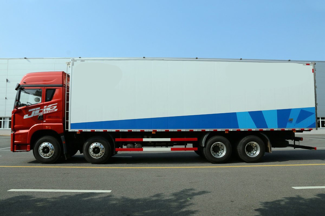 Qingdao Jiefang CA5310 JH6 Diesel 12 Gear 400 Hp 8X4 High Roof Deflector 9.4m Koeltruck