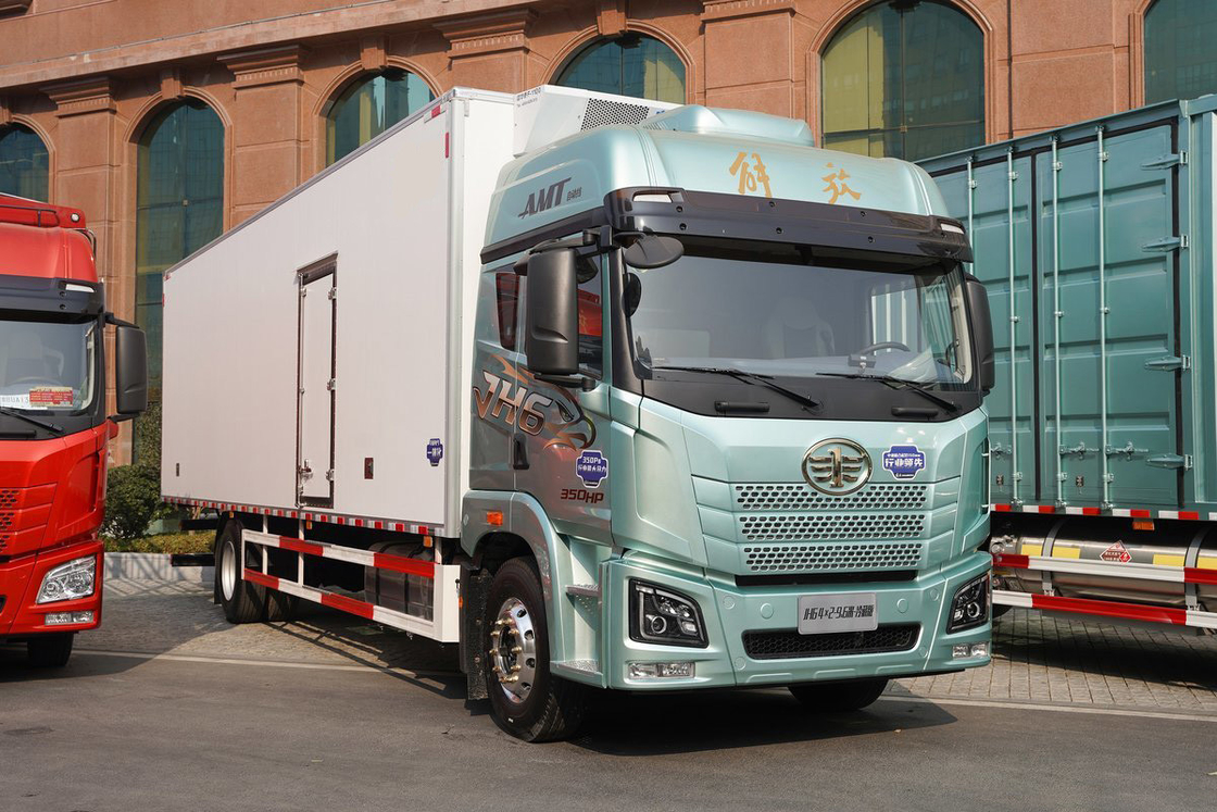 Qingdao Jiefang CA5181 JH6 Halve rij zitplaatsen Diesel 10-snelheid 350 pk 4x2 9,7m AMT Automatische koeltruck