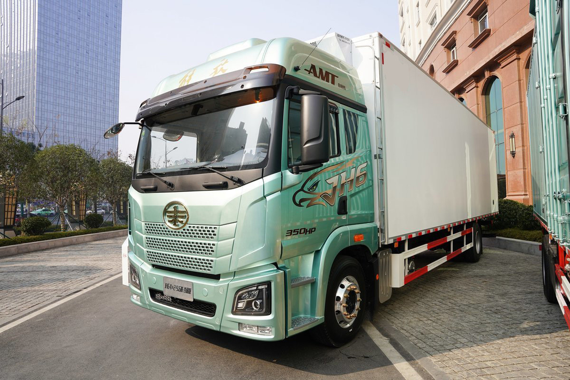 Qingdao Jiefang CA5181 JH6 Halve rij zitplaatsen Diesel 10-snelheid 350 pk 4x2 9,7m AMT Automatische koeltruck