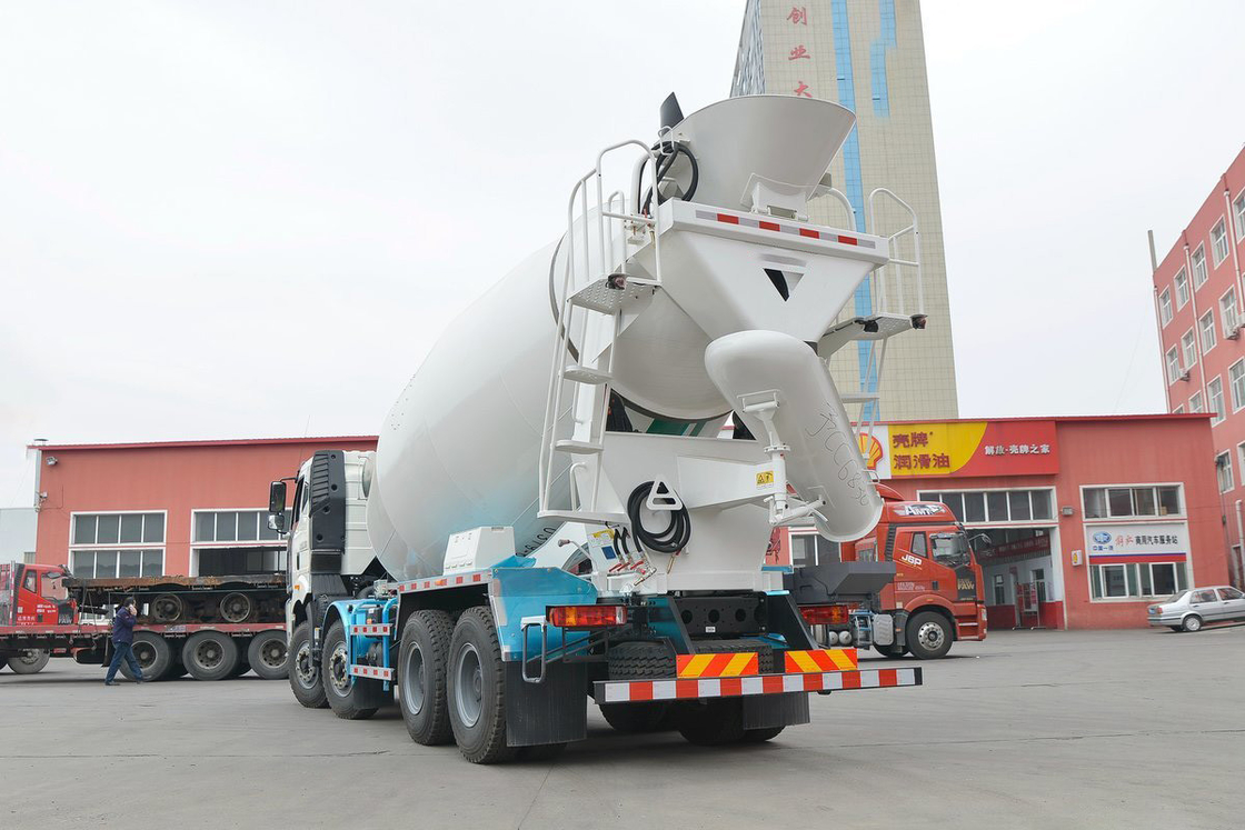 J6P 375HP 8X4 Volledig drijvende platte bovenkant Halve verplaatsing 7,86m3 FAW Jiefang Betonmixer Truck