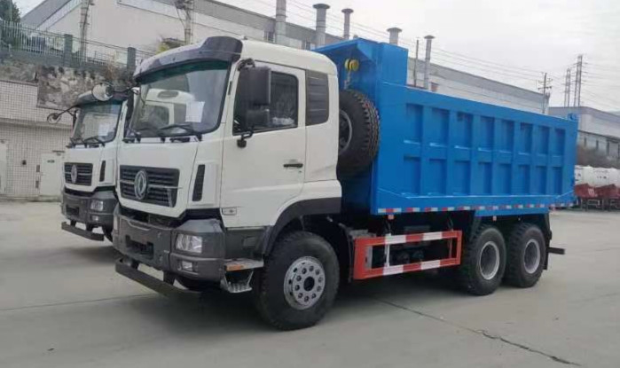 6x4 dumptruck lading 20-40 ton Dongfeng 10 banden Linkshandige stuurcabine met slaper