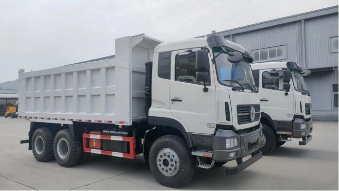 6x4 dumptruck lading 20-40 ton Dongfeng 10 banden Linkshandige stuurcabine met slaper