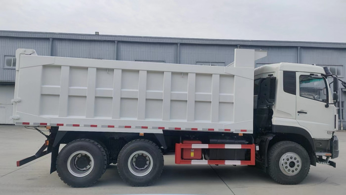 6x4 dumptruck lading 20-40 ton Dongfeng 10 banden Linkshandige stuurcabine met slaper