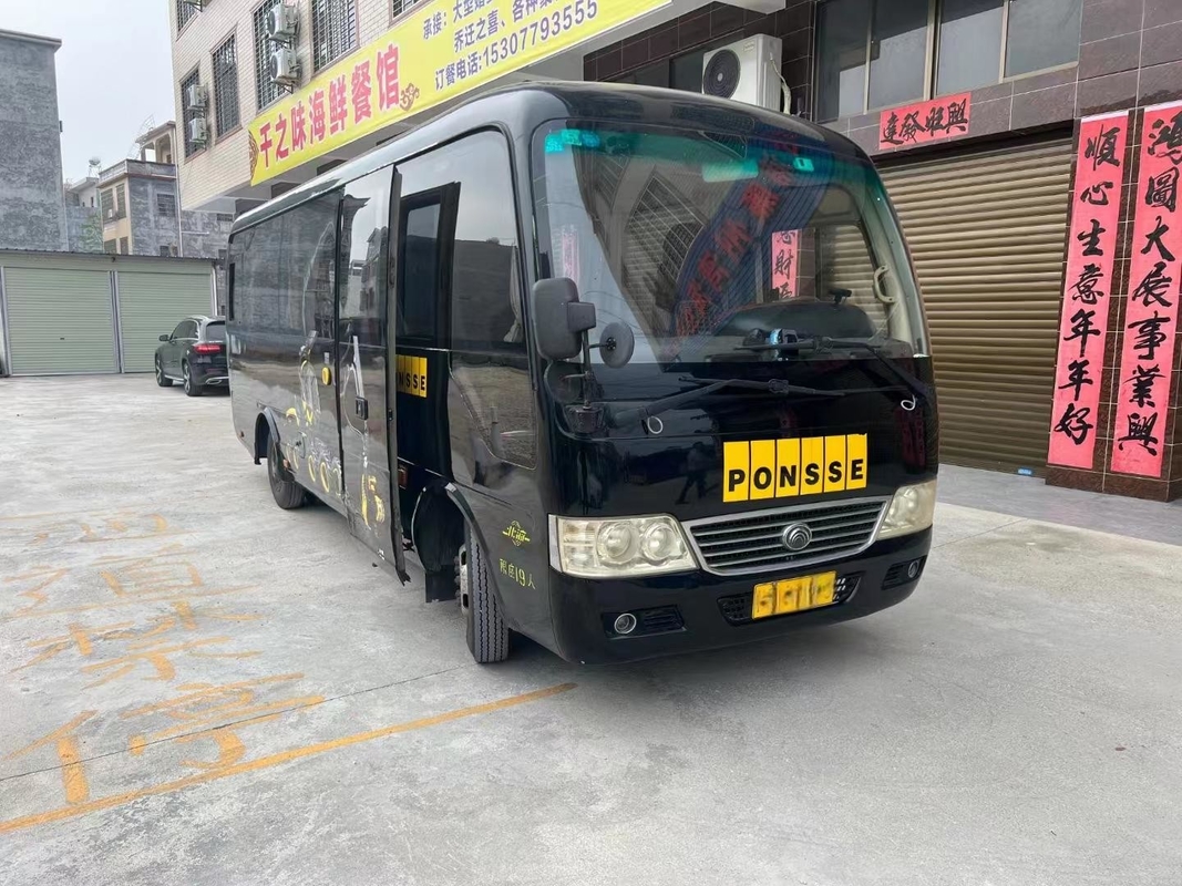 Gebruikte minibus te koop Yutong ZK6708D voormotor Diesel achtbaanbus 19 zitplaatsen 2+1 zitplaatsen