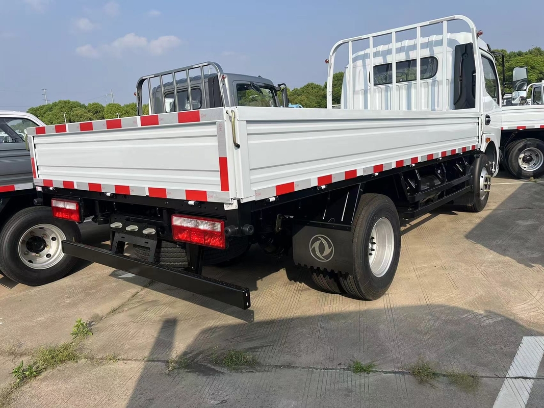 5ton vrachtwagen Dongfeng Captain Small Truck Flatbed Rechts stuur Yuchai Motor 3308 wielbasis