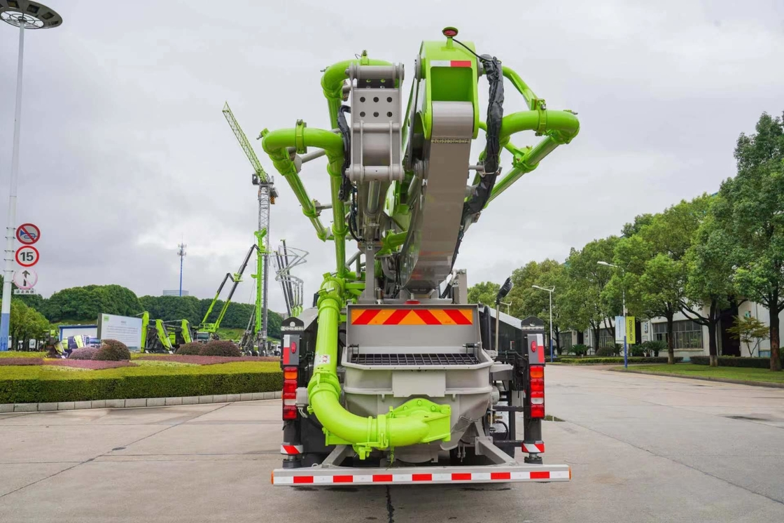 Betonpomptruck 37 meter Zoomlion 6*4 Sinotruk Sitrak Chassis Vijf-sectie Boom Voor Flexibiliteit