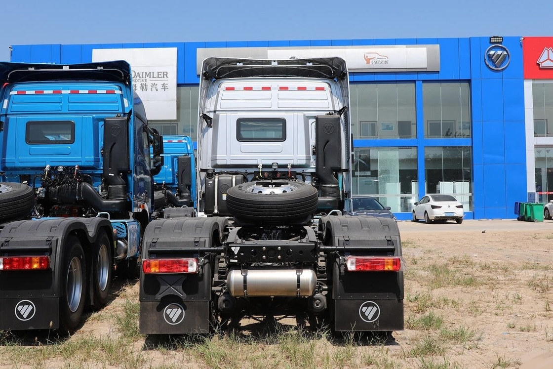 Gebruikte tractorkop Commins motor 6x4 Tractor unit Foton Auman zilver Euro 6 emissie langeafstandsvervoer