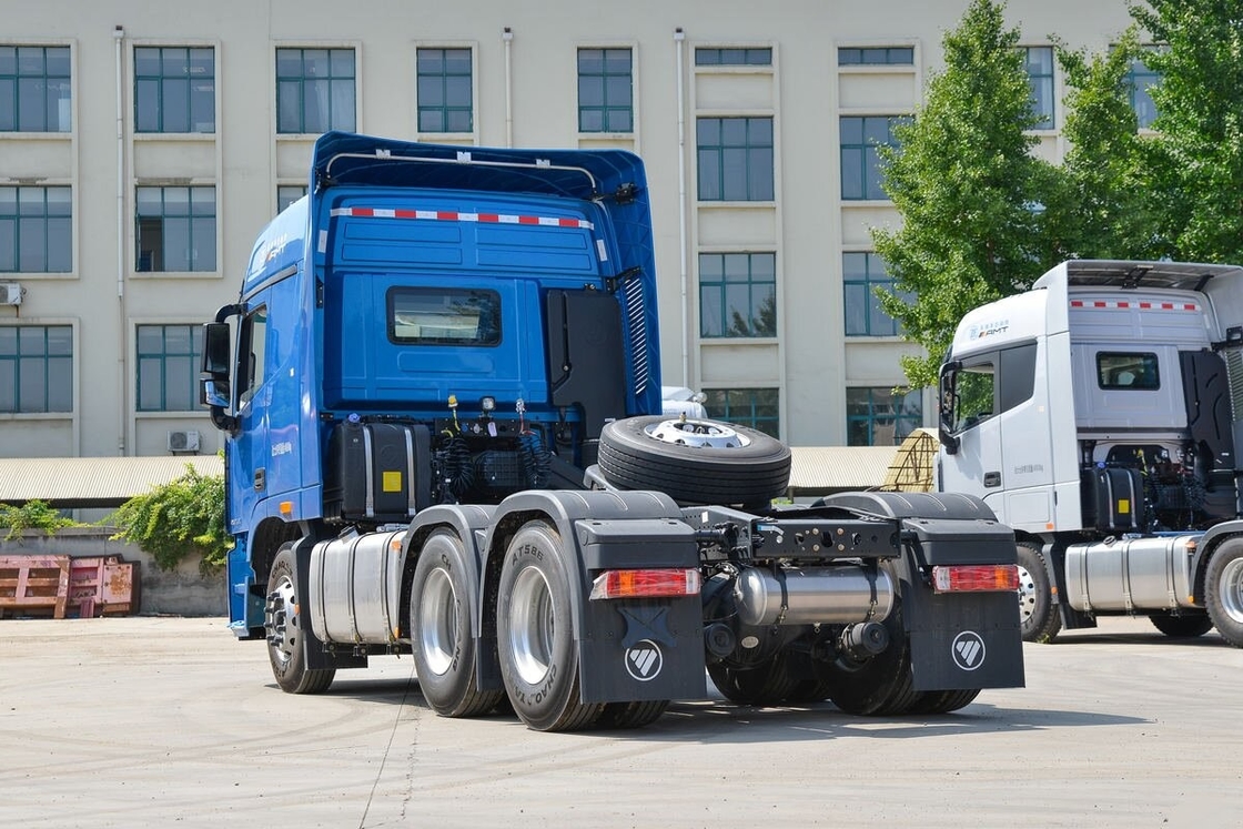Gebruikte tractorkop Hoog paardenvermogen Foton Auman Commins Motor Blauw Hoog dak cabine slapers