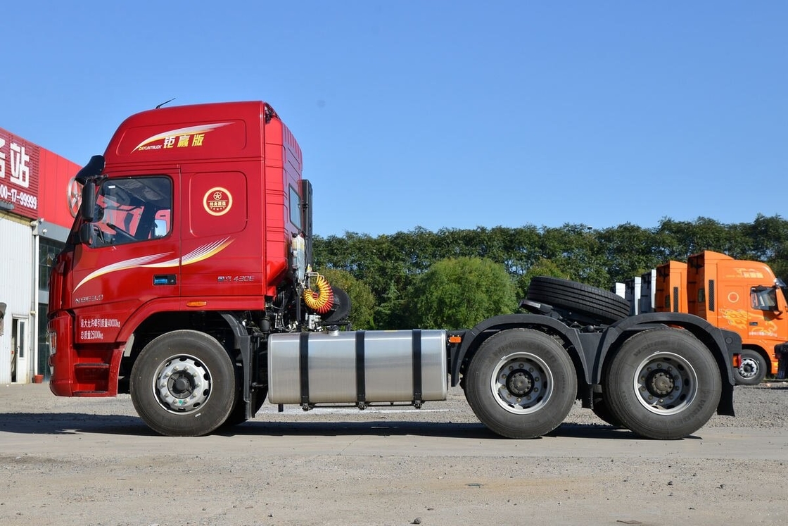 Gebruikte trekker Dayun N8E 6*4 rijmodus 430 pk zware vracht lange afstand slepen hulp bij de weg