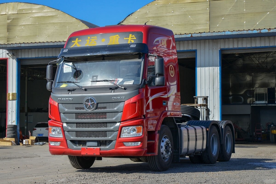 Gebruikte trekker Dayun N8E 6*4 rijmodus 430 pk zware vracht lange afstand slepen hulp bij de weg