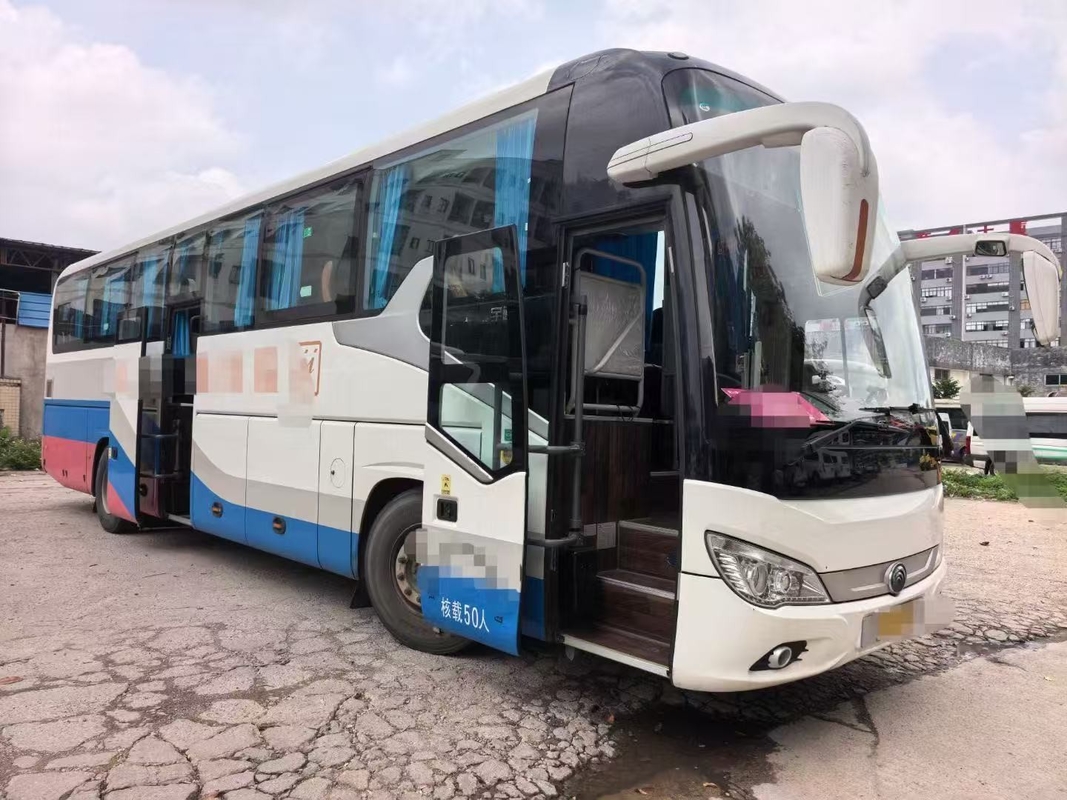 Sterke kracht Commerciële gebruikte bus ZK6120 Uitstekende staat 50 zitplaatsen Schone dashboard Diesel motor