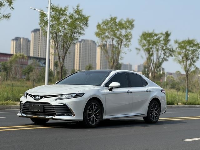 Tweedehands Toyota Camry 2.5L Schoon interieur Geen ongeluk Wit kleur 2023 Jaar 99% Nieuw betaalbaar