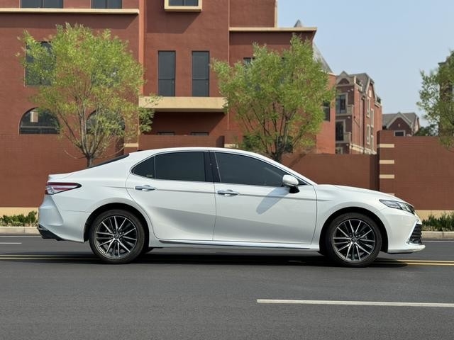 Tweedehands Toyota Camry 2.5L Schoon interieur Geen ongeluk Wit kleur 2023 Jaar 99% Nieuw betaalbaar