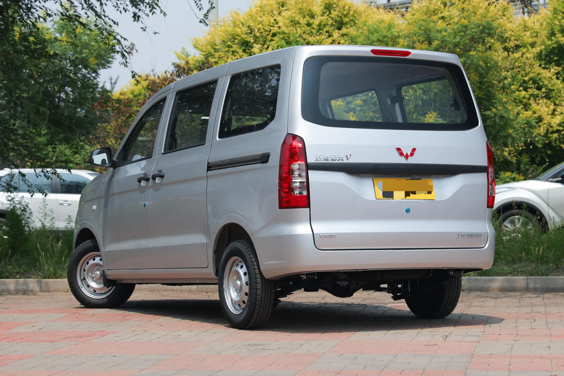 Betaalbare nieuwe Wuling Hongguang V minivan 2022 1.2L 76 pk L4 Benzine 2WD Euro 6 Voor Export voor Familiegebruik