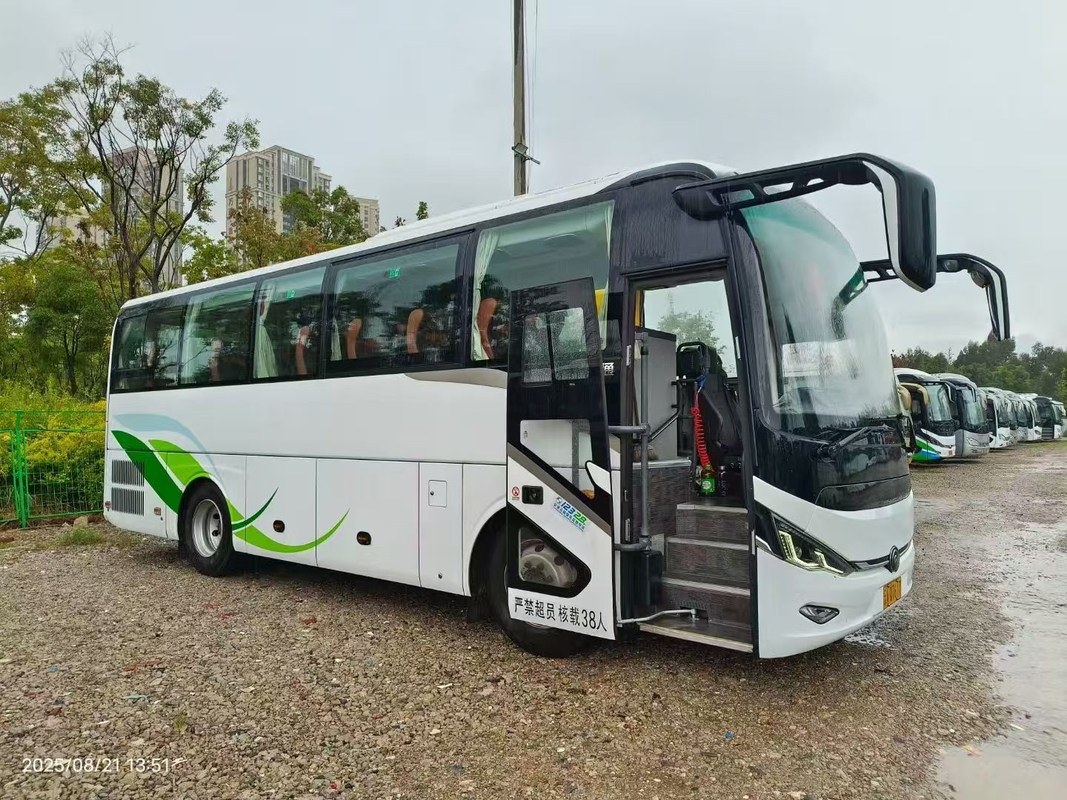ZK6907 Yutong Gebruikte Passagiersbus 2023 38 zitplaatsen Eendeurs Luxebus met linksrijden