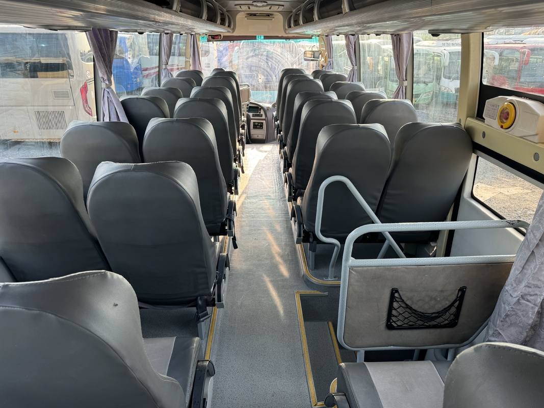 ZK6110 Yutong Gebruikte Passagiersbus 2020 56 zitplaatsen 2+3 Layout Twee-deurs Linksgestuurde Luxe Bus