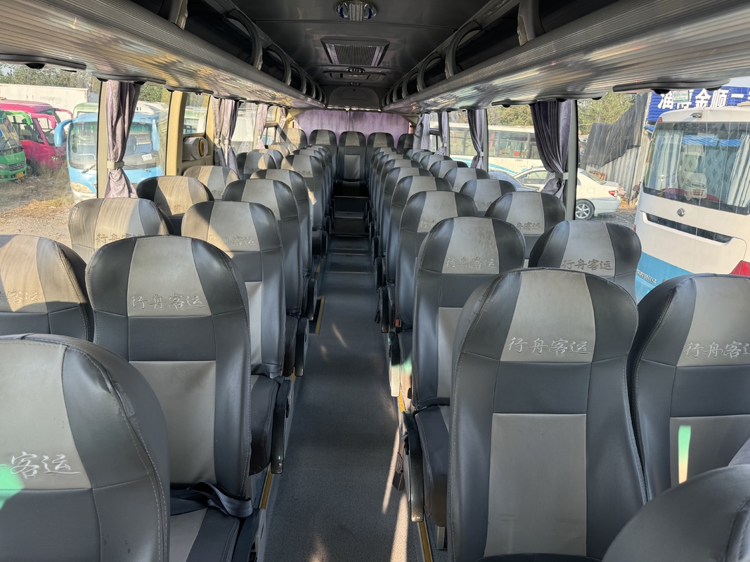 ZK6110 Yutong Gebruikte Passagiersbus 2020 56 zitplaatsen 2+3 Layout Twee-deurs Linksgestuurde Luxe Bus