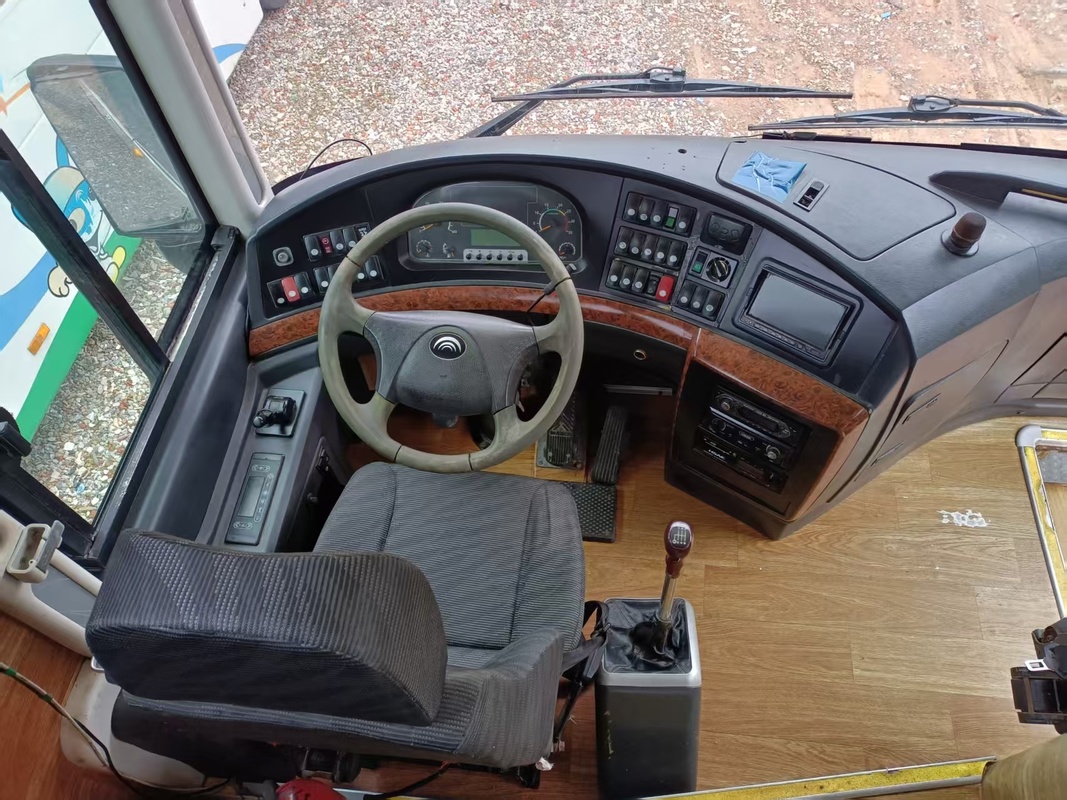 Gebruikte dubbelverschil Yutong Coach Bus 55 zitplaatsen Tweedehands kerk Intercity Airport School Commuter Interurban Bussen