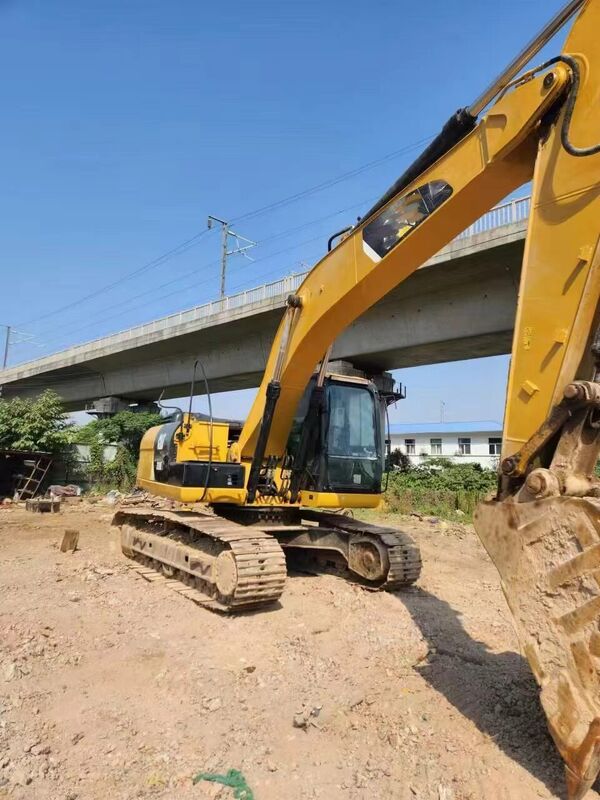 Gebruikte rupsgraafmachine Chinees merk 21,69T in uitstekende staat capaciteit 1m³ nominaal vermogen 104kW voor bouw