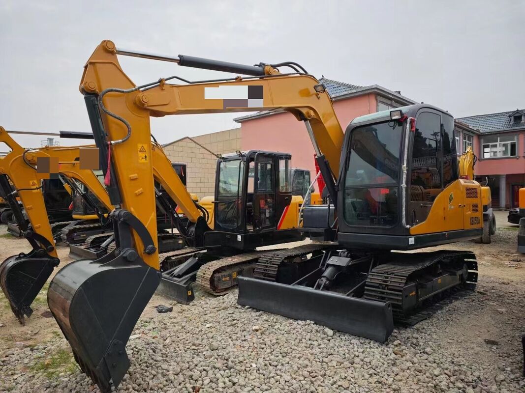 Gebruikte excavator Chinees merk 8.24 ton in uitstekende staat capaciteit 0.3m3 nominale vermogen 54.3kW voor de bouw