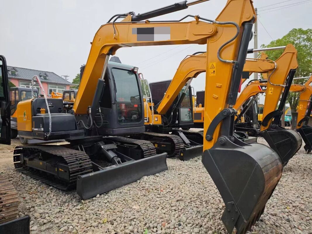 Gebruikte excavator Chinees merk 8.24 ton in uitstekende staat capaciteit 0.3m3 nominale vermogen 54.3kW voor de bouw